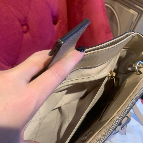 Micheal Kors handbag in gorgeous, versatile beige color with dust bag - Picture 6 of 10